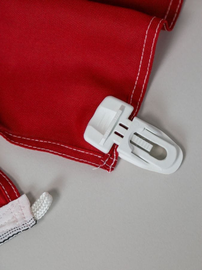 Vlaggen zonder beschadigingen ophangen? Gebruik een doekklem Vlaggen zonder beschadigingen ophangen? Gebruik een doekklem